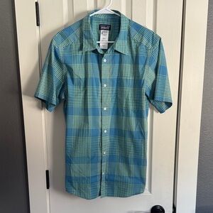 Men’s Patagonia size Large Organic Cotton Madris style short sleeve shirt.